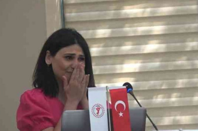 Azerbaycanlı gazeteci Karabağ’ın geri alındığı için gözyaşları içinde teşekkür etti