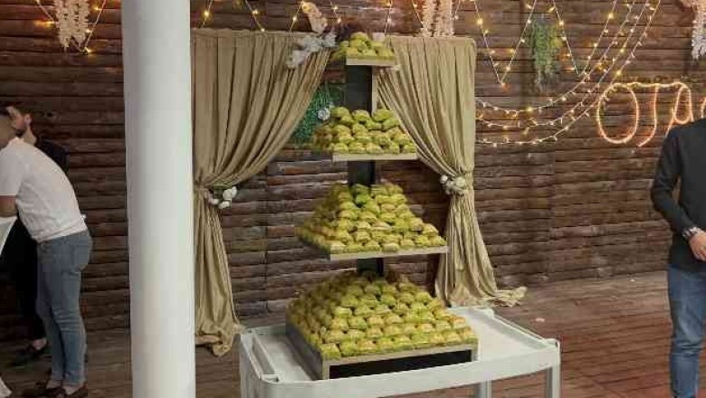 Düğünde pasta yerine baklava kestiler
