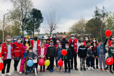 KIZILAY 23 NİSANDA MİNİKLERİ UNUTMADI