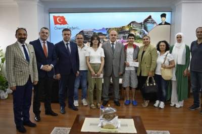 LGS BİRİNCİLERİ VALİ EROL’U ZİYARET ETTİ