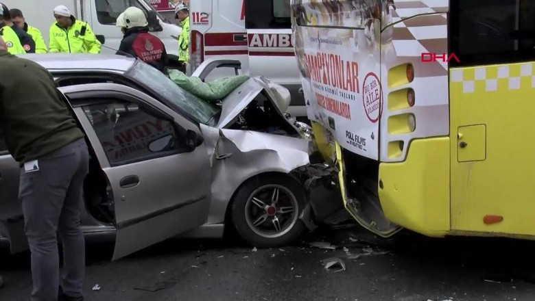 Otomobil İETT otobüsüne çarptı: 8 yaralı