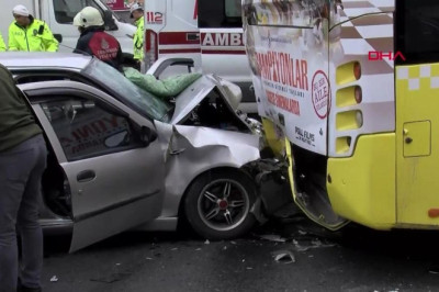 Otomobil İETT otobüsüne çarptı: 8 yaralı