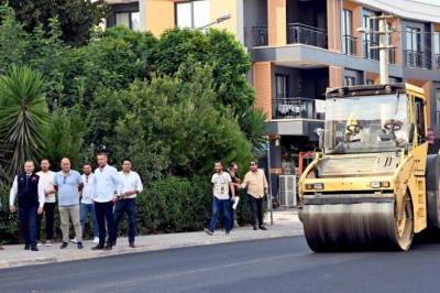 RAHMİ ÜSTEL CADDESİ ASFALTA KAVUŞUYOR