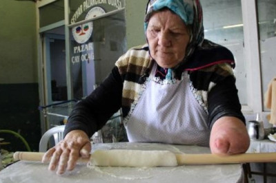 Tek eliyle yufka açıp, gözleme satarak geçimini sağlıyor