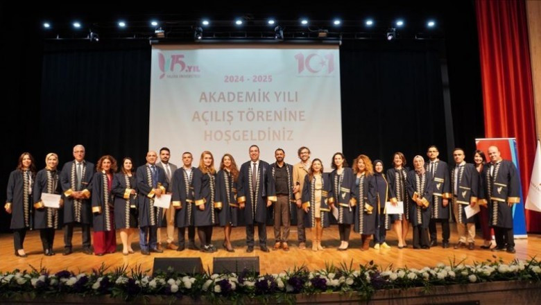 ÜNİVERSİTEDE AKADEMİK YIL TÖRENLE AÇILDI