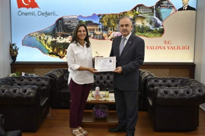 VALİ EROL’DAN BAŞARILI HEKİMLERE ÖDÜL