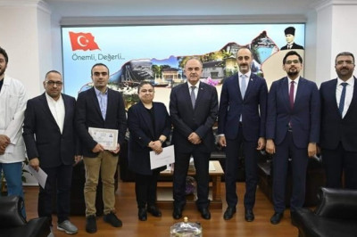 VALİ EROL’DAN DOKTORLARA BAŞARI PLAKETİ VERİLDİ