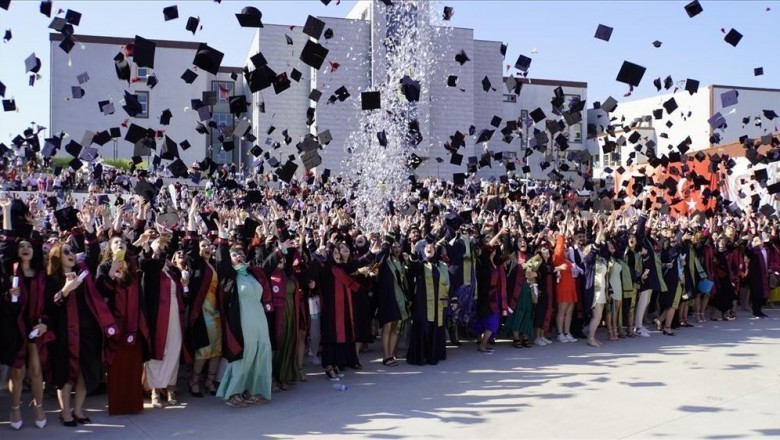 YALOVA ÜNİVERSİTESİ, 2022-2023 AKADEMİK YILI MEZUNİYET COŞKUSUNU YAŞADI