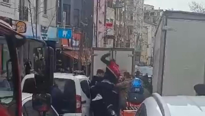 Kağıthane'deki trafik kavgasında önce zıpladı sonra yumrukladı; o anlar kamerada