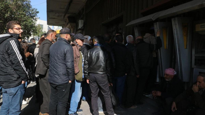 Rejim devrildi, maaşlar yattı! Suriyeliler ATM'ler önünde uzun kuyruklar oluşturdu