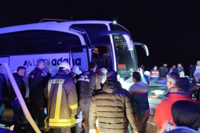 Adana'da yolcu otobüsüyle çarpışan otomobildeki karı- koca yaralandı