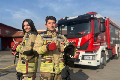 İtfaiyeci çift omuz omuza çalışıyor