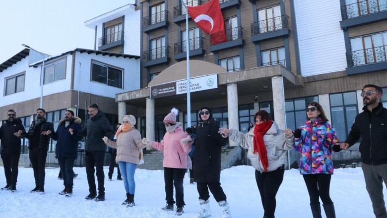 Hakkari'de kayak sezonu halaylarla açıldı