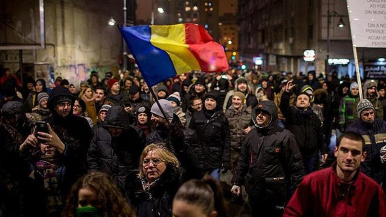 Romanya'da cumhurbaşkanı seçimi iptali protesto edildi