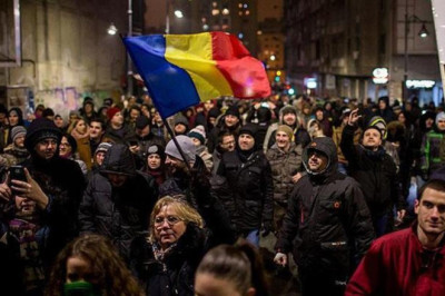 Romanya'da cumhurbaşkanı seçimi iptali protesto edildi