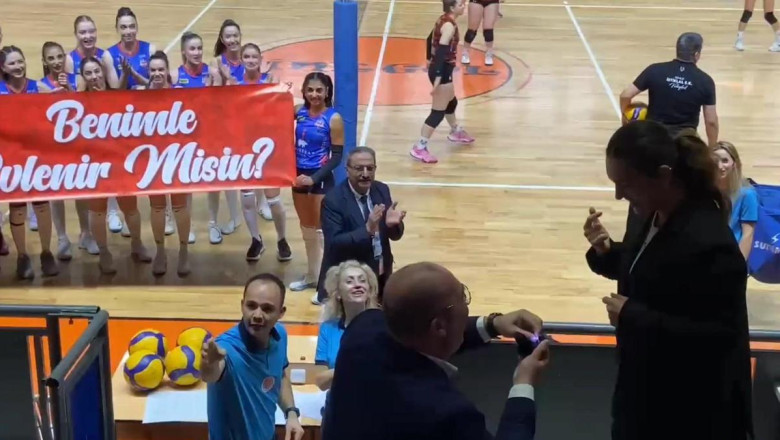 Voleybol maçında sürpriz evlilik teklifi