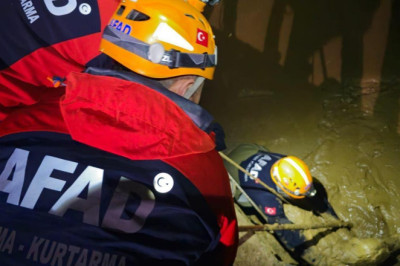 Fabrikanın çamur havuzuna düşen köpek kurtarıldı