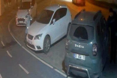 Park halindeki araçtaki cep telefonu ve para bulunan çantayı çaldı