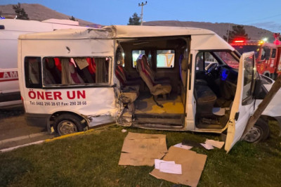 Mardin'de işçi servis minibüsü ile kamyon çarpıştı: 11 yaralı