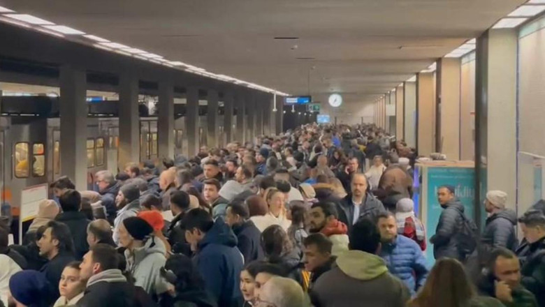 Metro hattındaki arıza seferleri aksattı