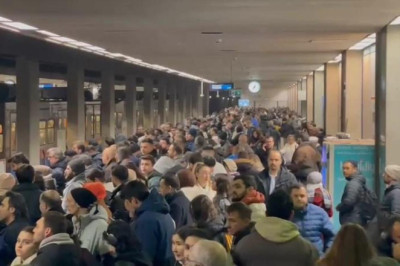 Metro hattındaki arıza seferleri aksattı