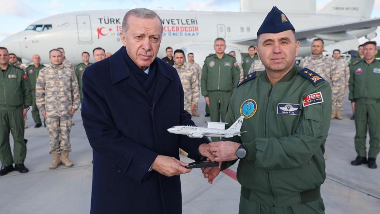 Cumhurbaşkanı Erdoğan, Konya'da askeri erken ihbar uçağını inceledi