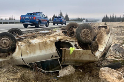 Hafif ticari araç, park halindeki otomobile çarpıştı: 4 yaralı