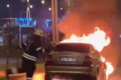 Kocaeli'de seyir halindeki otomobil alev alev yandı