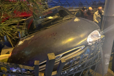 TIR'ın çarptığı otomobil hurdaya döndü; kaza kamerada