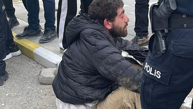 Bıçakla yol kesiyordu, mahalleli dövüp polise teslim etti