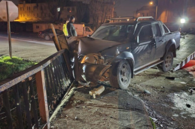 Bursa’da hafif ticari araç ile kamyonet kafa kafaya çarpıştı: 3 yaralı