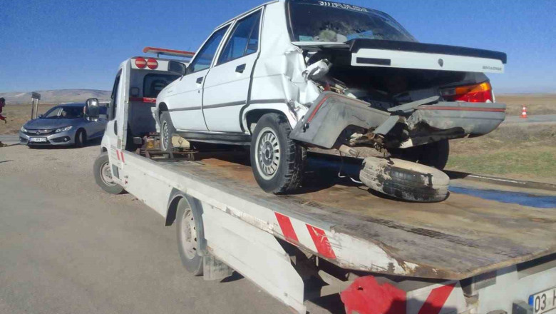 2 otomobil çarpıştı, sürücüler hastanelik oldu