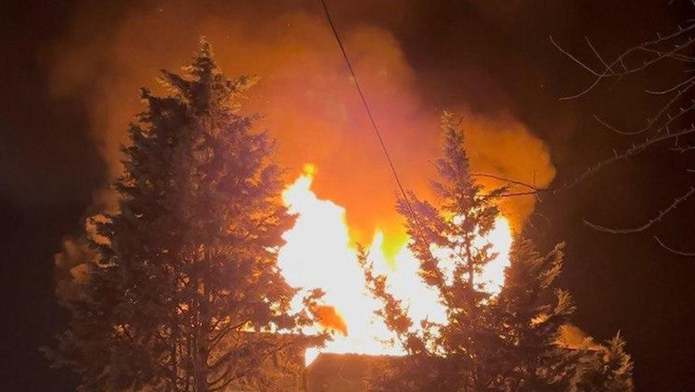 3 katlı apartmanın çatı katı alev alev yandı