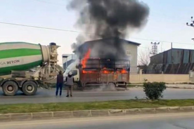 Mersin'de kamyonetin yanan kasasını beton mikseri söndürdü; o anlar kamerada