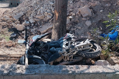 Gaziantep'te ağaca çarpan motosikletteki 2 çocuk can verdi