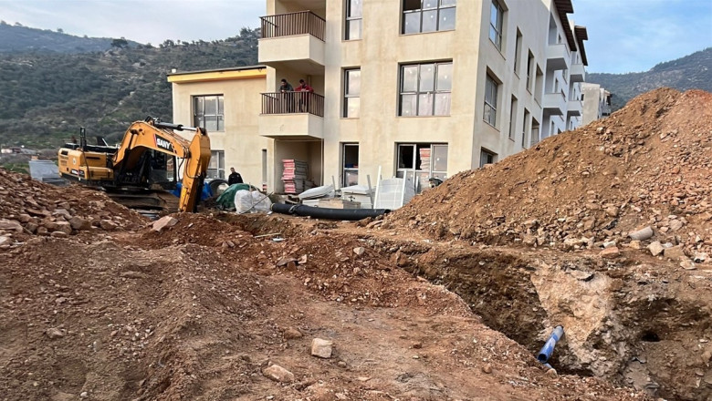 İzmir'de inşaat alanındaki göçükte kalan işçi kurtarıldı