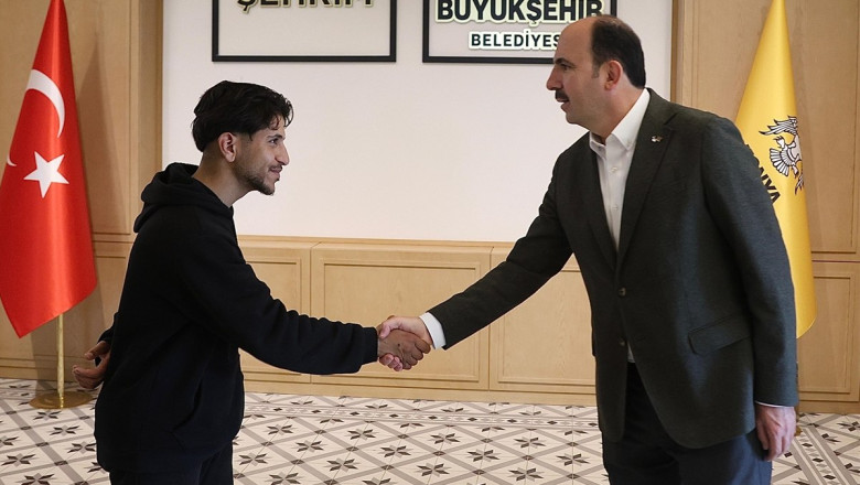Uğur İbrahim Altay, çöken binada insanları uyaran gençle buluştu