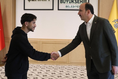 Uğur İbrahim Altay, çöken binada insanları uyaran gençle buluştu