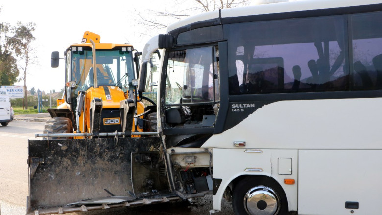 Antalya'da midibüs ile iş makinesi çarpıştı
