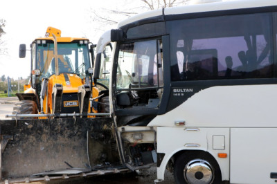 Antalya'da midibüs ile iş makinesi çarpıştı