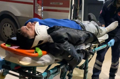 Bursa'da motosiklet, kamyonetle çarpıştı