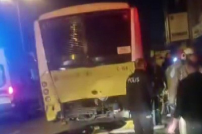 İstanbul'da süratle gelen otomobil duran İETT otobüsüne arkadan çarptı