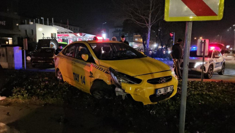 İstanbul Beyoğlu'nda ani manevra taksiyi yoldan çıkardı: 1 yaralı