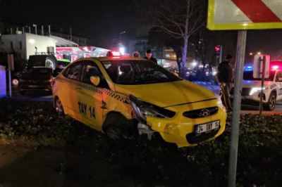 İstanbul Beyoğlu'nda ani manevra taksiyi yoldan çıkardı: 1 yaralı