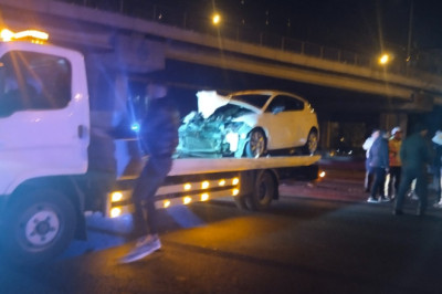 İstanbul Ümraniye'de otomobilin otobüse çarptığı kazada 2 kişi yaralandı