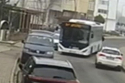 Tekirdağ'da otobüs park halindeki otomobile çarpıp kaçtı
