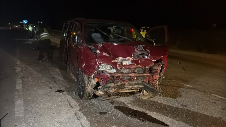 Sivas’ta minibüs hafif ticari araçla çarpıştı: 7 yaralı