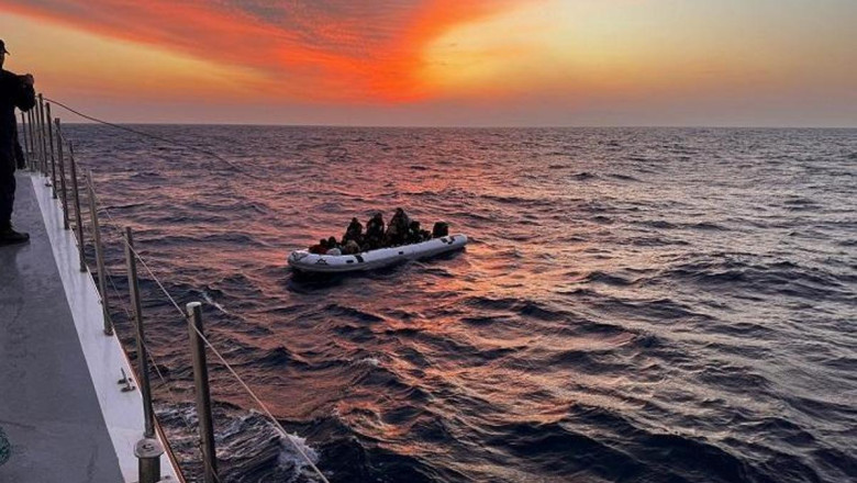 İzmir açıklarında 33 düzensiz göçmen kurtarıldı