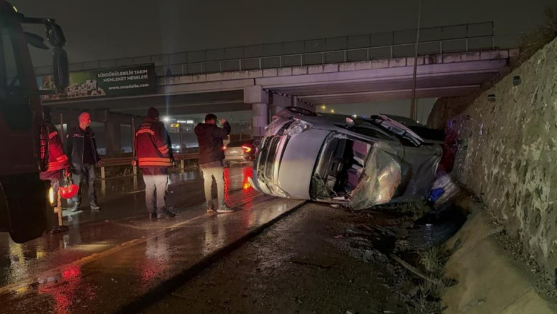 Kocaeli'de otomobil ile çarpışan hafif ticari araç yan yattı: 5 yaralı