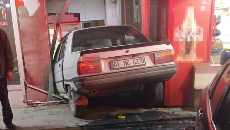Mersin'de kontrolden çıkan otomobil fırına daldı